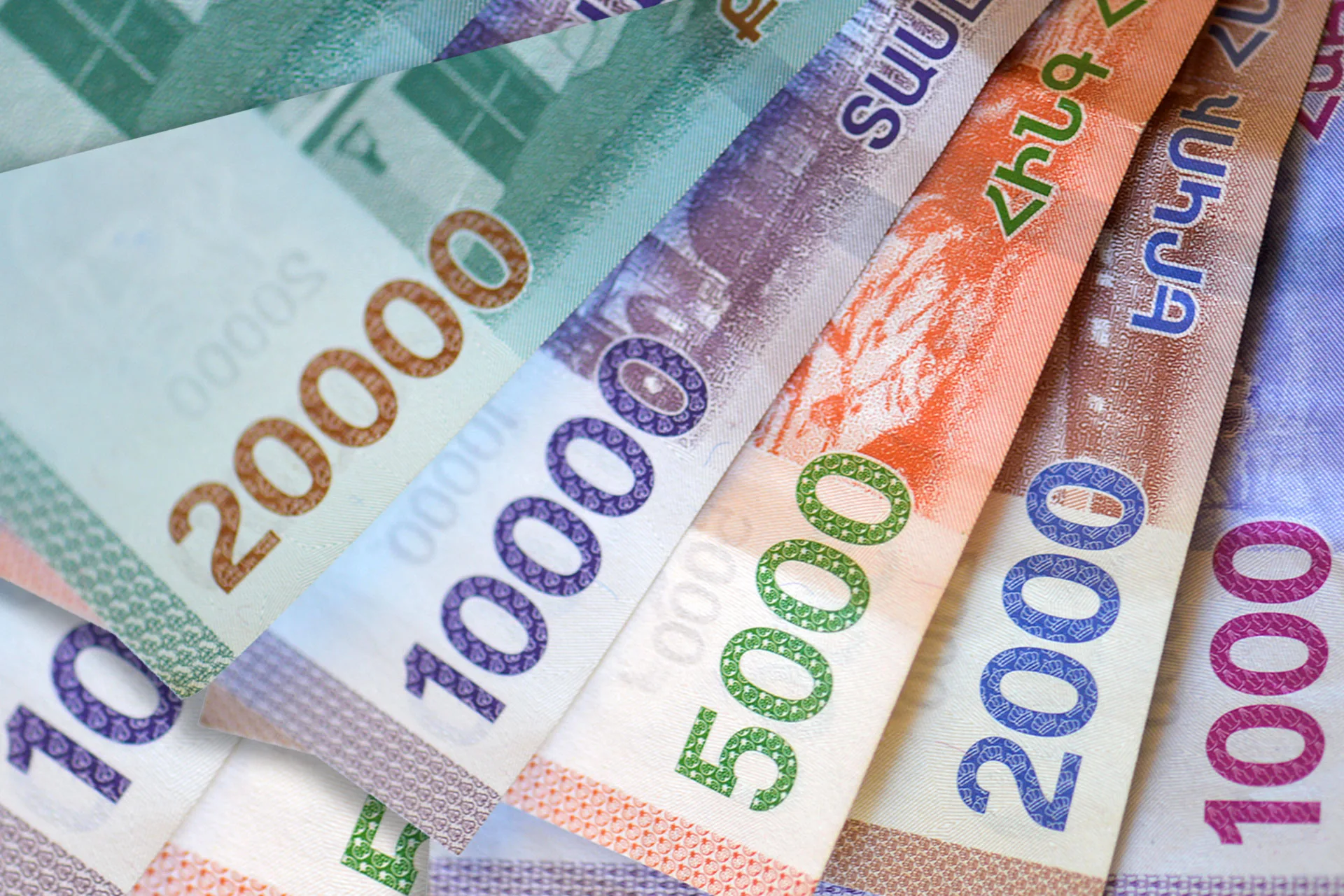 Dollar exchange rate rises, euro and gold prices fall