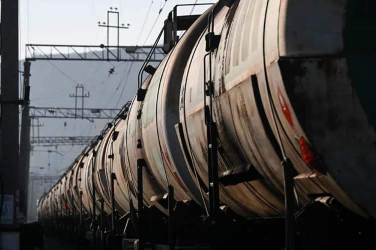 Azerbaijan sends 17 diesel tank cars to Armenia