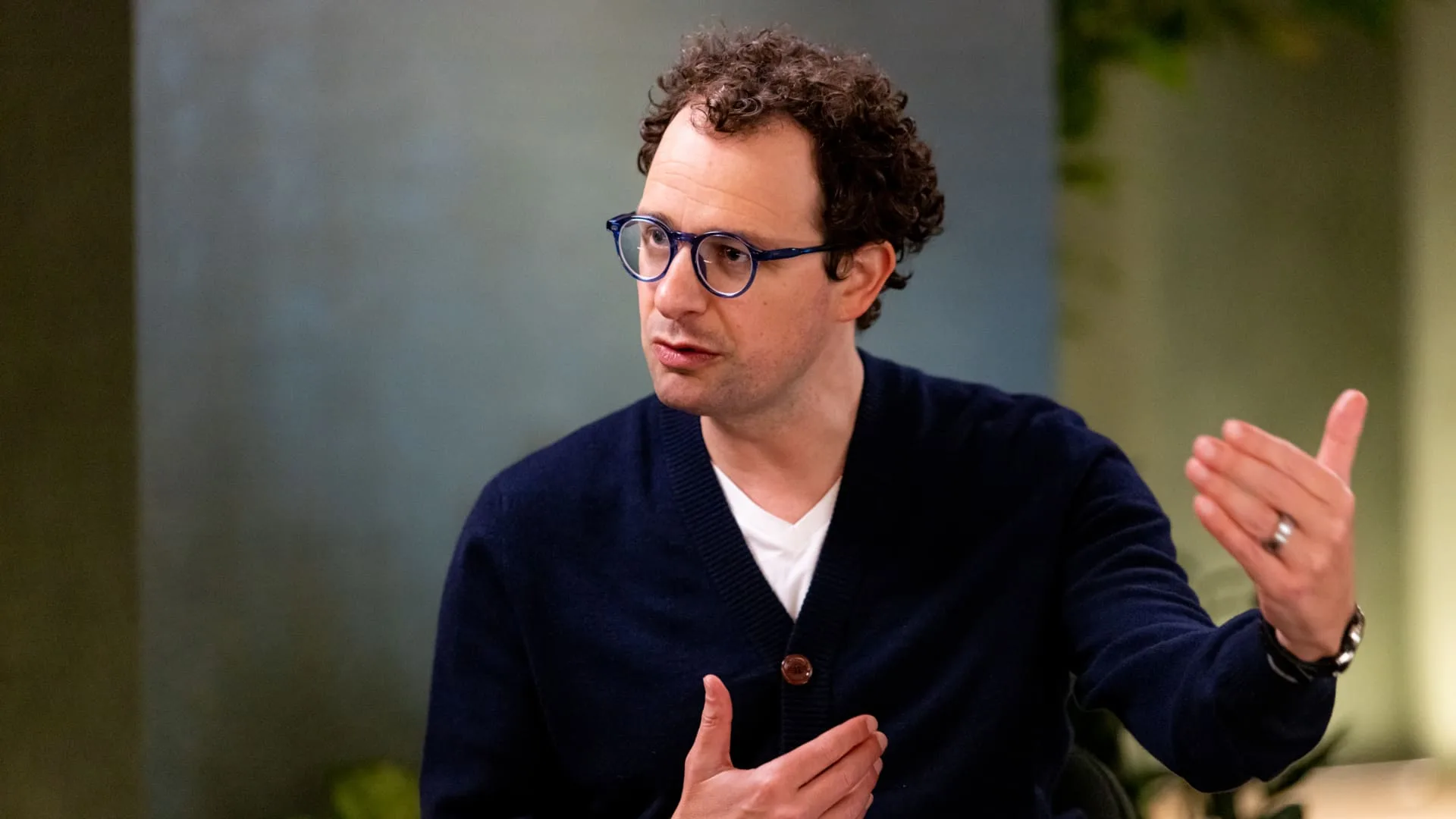 Anthropic chief proposes slowing the advance of powerful AI models