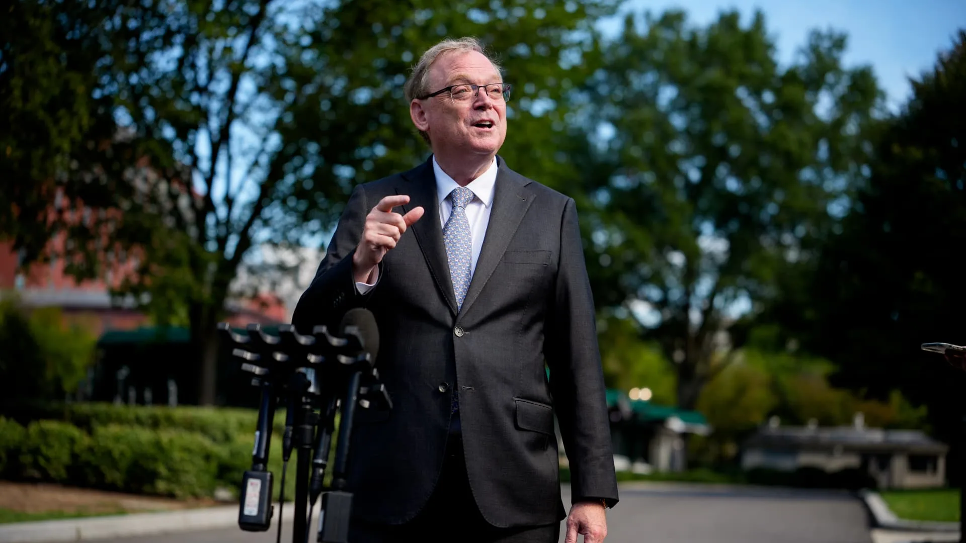 Hassett says private sector should address AI risks