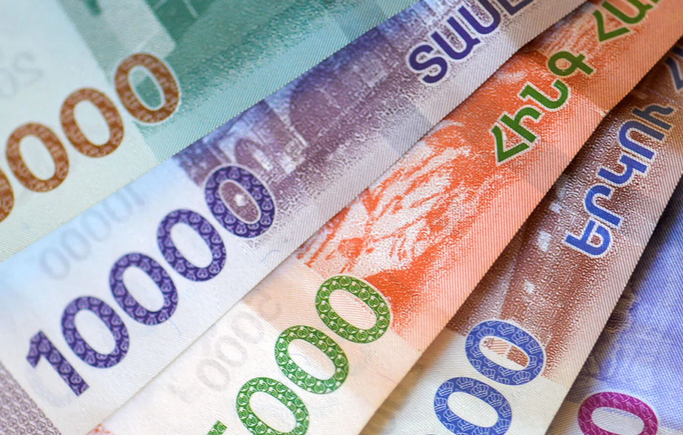 Armenia’s central bank raises official dollar and euro rates as gold declines