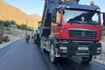 Նռնաձոր տանող ճանապարհին ասֆալտբետոնե ծածկ է տեղադրվում