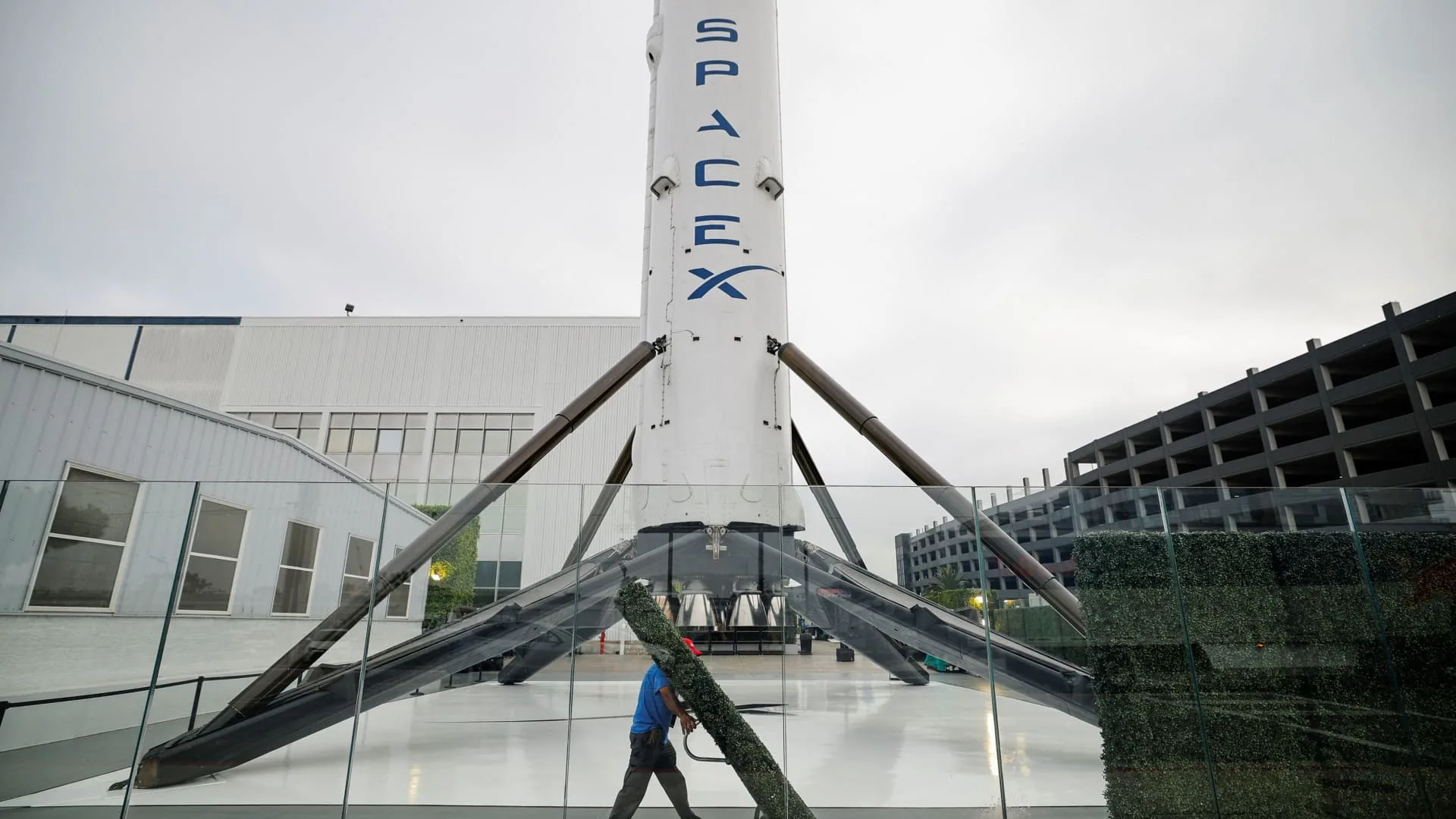 SpaceX spectrum deal hits AT&T, Verizon and T-Mobile shares