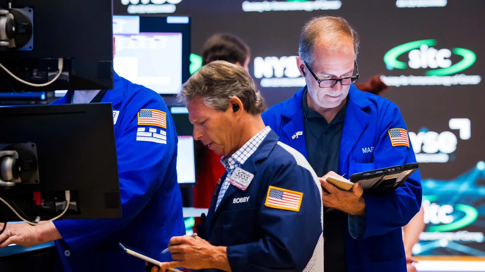 U.S. stocks slip after bank earnings reports